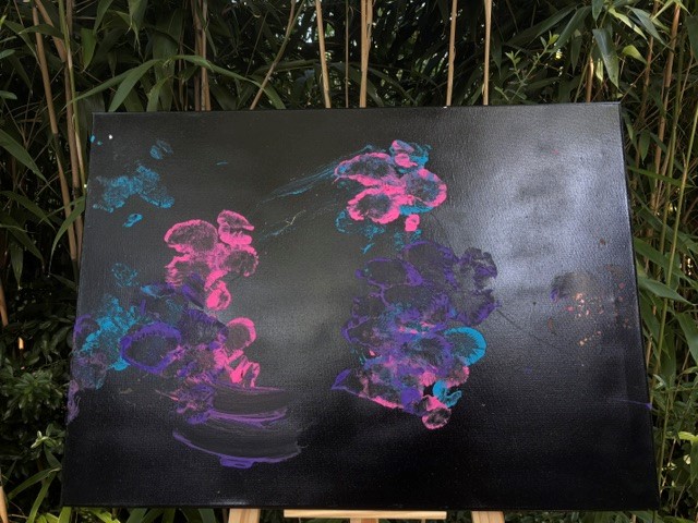Schwarze Leinwand mit türkis pinken Fußabdrücken Flusspferd