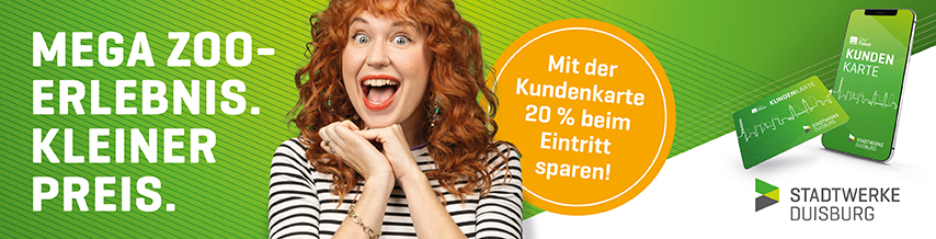 Eine Frau freut sich über das Spar Angebot für den Zoo.