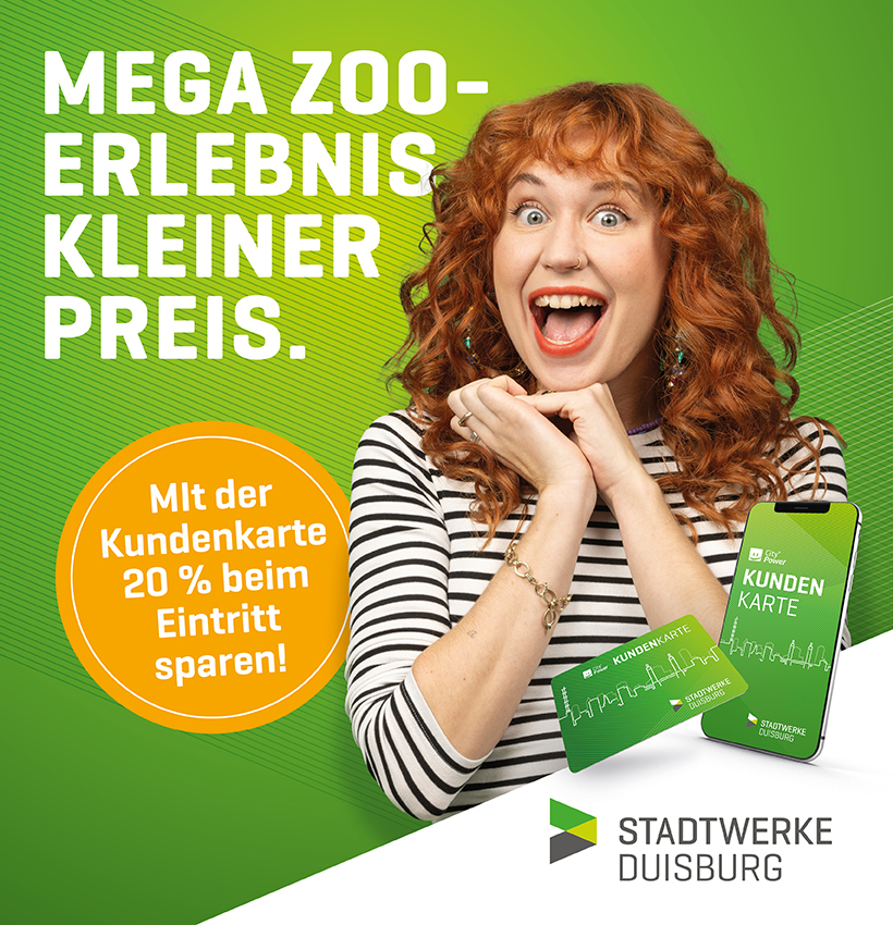 Eine Frau freut sich über das Spar Angebot für den Zoo.