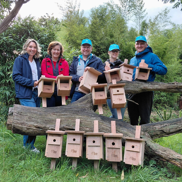 Vertreter vom Zoo und Thyssen zeigen die Vogelhäuser